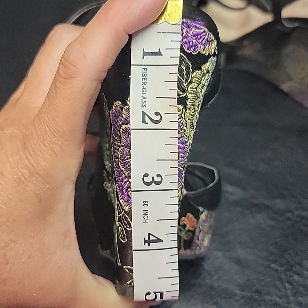 Guess woman's size 8 High heeled sandles